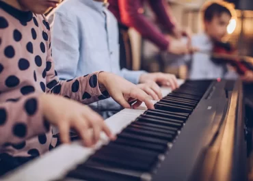 dzieci grają na organach