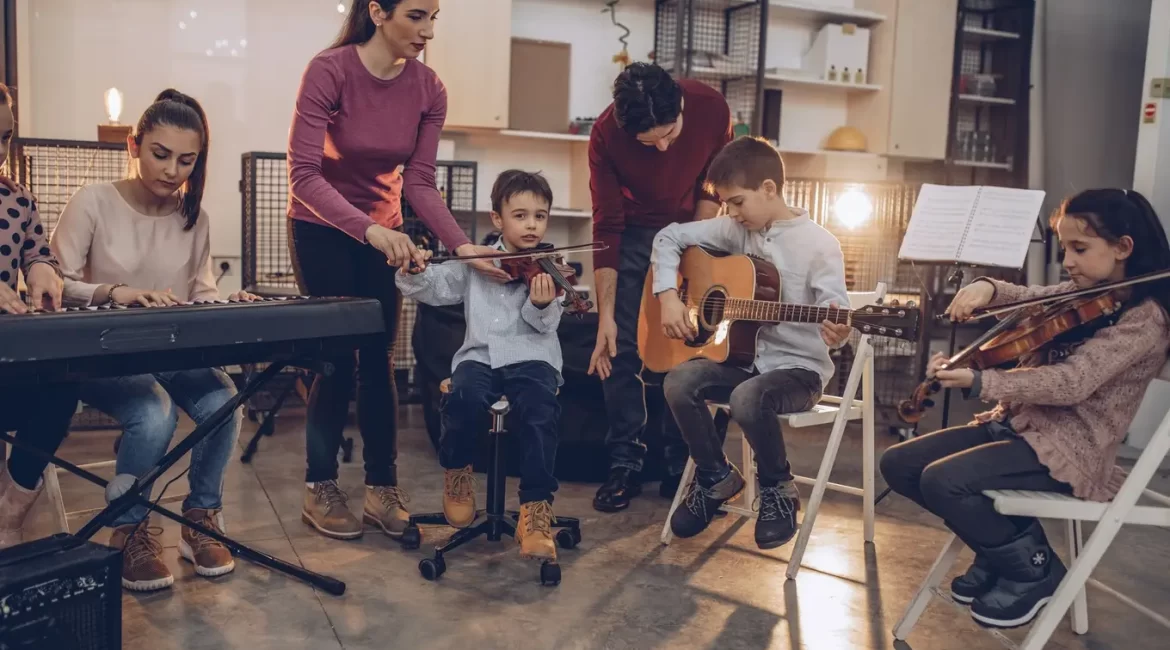 grupa dzieci gra na instrumentach